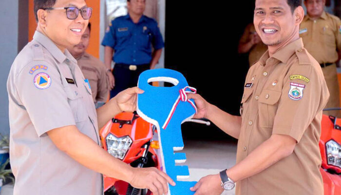 Pjs Bupati Serahkan Bantuan Logistik dan Peralatan kepada BPBD Majene