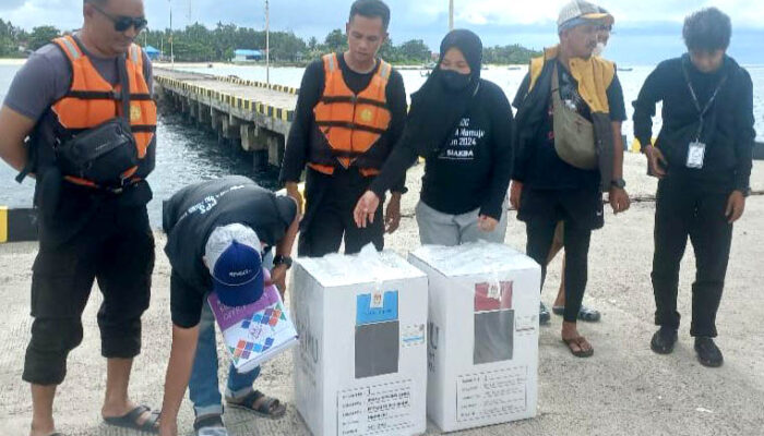 KM. Alvin Pembawa Logistik Pilkada tiba di Pulau Ambo
