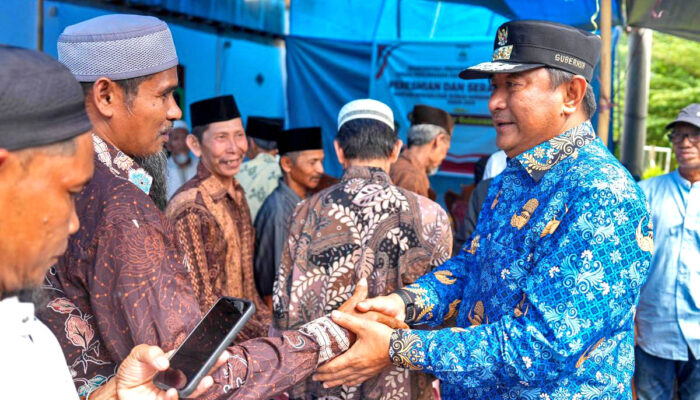Pj Gubernur Sulbar Serah Terima Bantuan Rahabilitasi Rumah Korban Bencana di Desa Sondoang