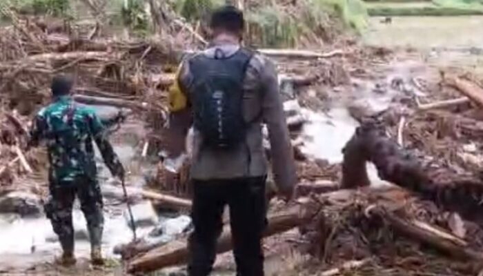 Polri-TNI Pantau Wilayah Terdampak Banjir dan Tanah Longsor di Kalumpang