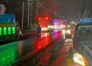 Dikepung Banjir, Polresta Mamuju Turun Kejalan Bantu Evakuasi Warga