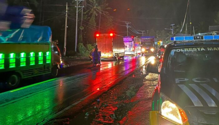 Dikepung Banjir, Polresta Mamuju Turun Kejalan Bantu Evakuasi Warga